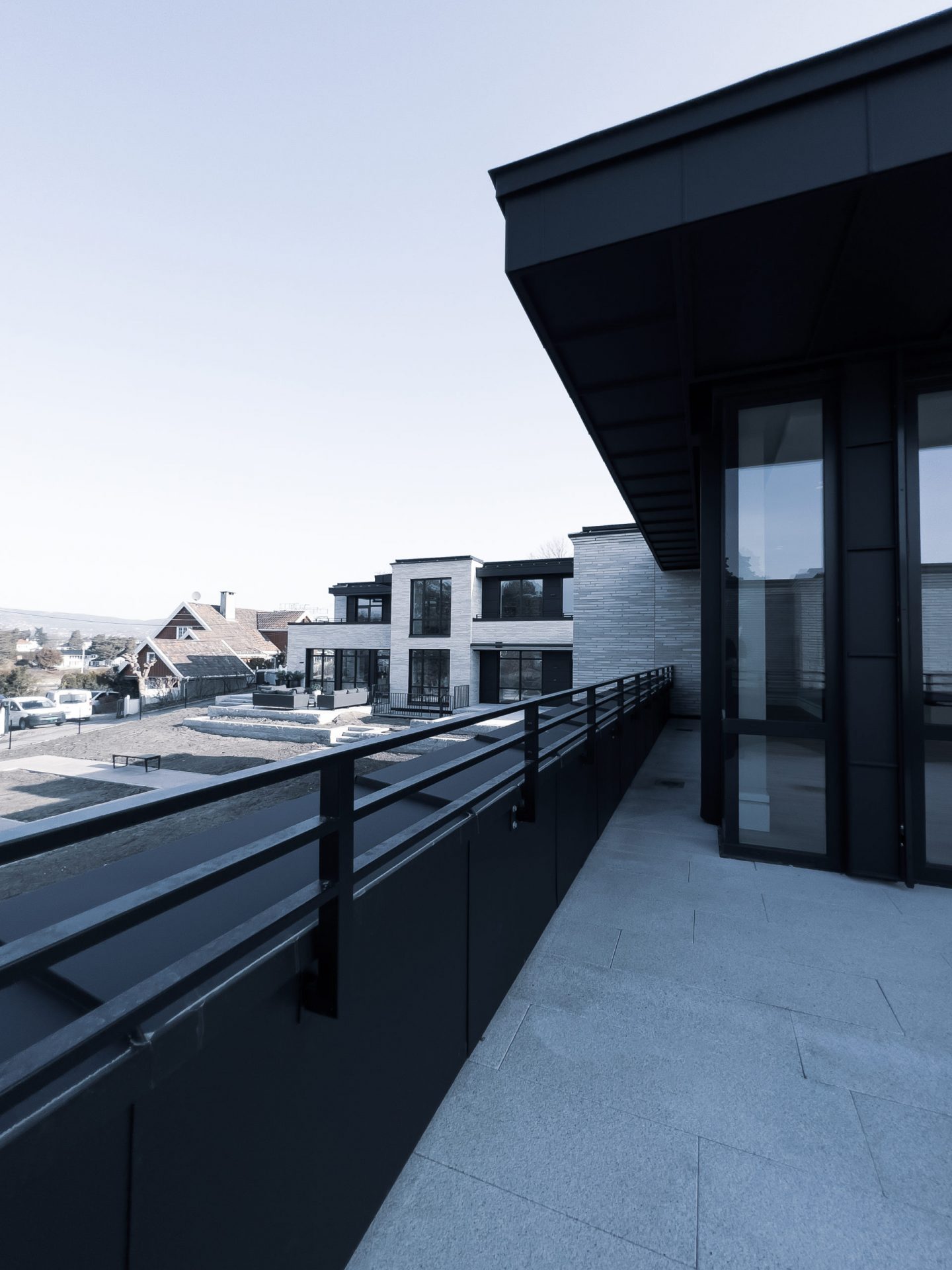 TERRACE RAILING ON PARAPET